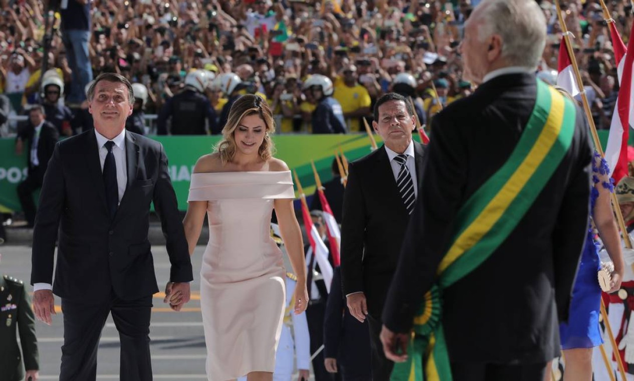 O presidente Jair Bolsonaro sobe a rampa do Palácio do Planalto ao lado da mulher, Michelle, do vice-presidente Hamilton Mourão e a mulher dele, Paula Foto: EVARISTO SA / AFP