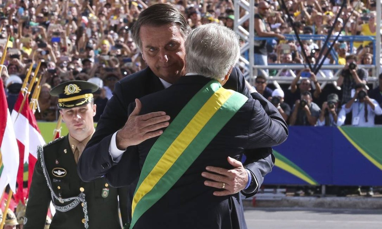 Jair Bolsonaro e Michel Temer se abraçam após o atual presidente subir a rampa do Palácio do Planalto Foto: Valter Campanato / Agência Brasil Brasilia