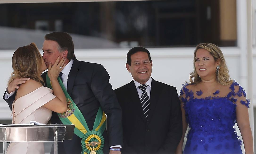 A primeira-dama Michelle Bolsonaro quebrou o protocolo e discursou no parlatrio do Palcio do Planalto antes do marido durante a posse Foto: Jorge William / Agncia O Globo