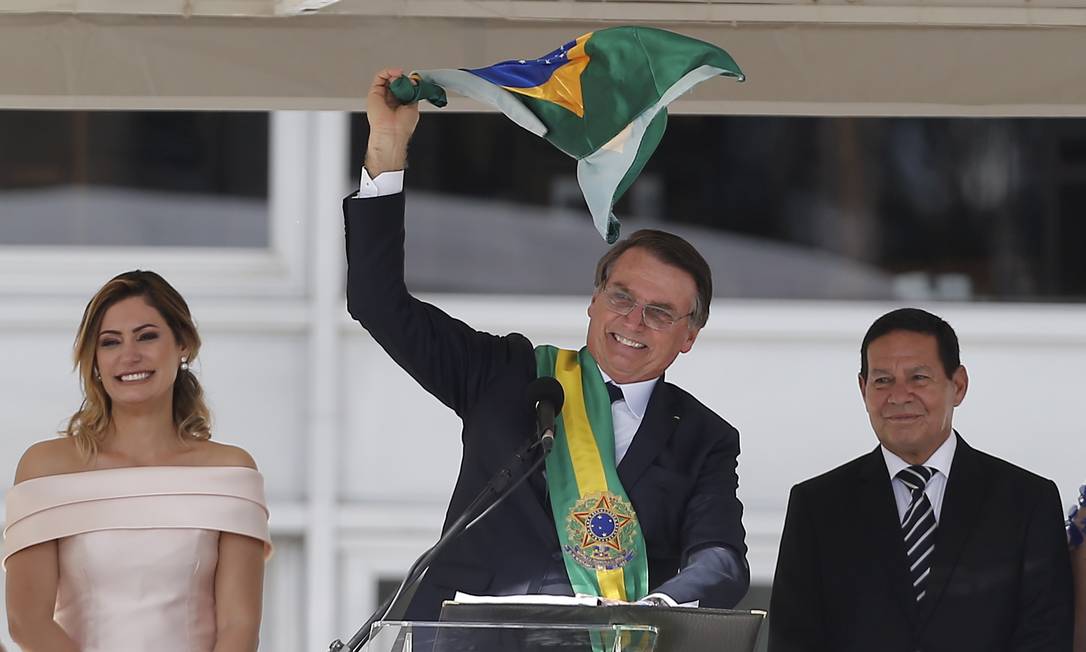Bolsonaro pegou uma bandeira do Brasil e disse que ela jamais será vermelha Foto: Jorge William / Agência O Globo