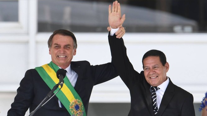 O presidente Michel Temer e o vice-presidente, general MourÃ£o Foto: Evaristo SÃ¡ / AFP