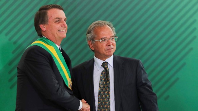 O presidente Jair Bolsonaro e o ministro da Economia, Paulo Guedes Foto: Sergio Lima / AFP