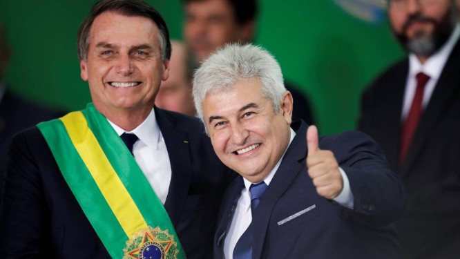 Na posse de Jair Bolsonaro como presidente, em 1Âº de janeiro, Marcos Pontes o cumprimenta e sorri para fotÃ³grafos Foto: UESLEI MARCELINO / REUTERS