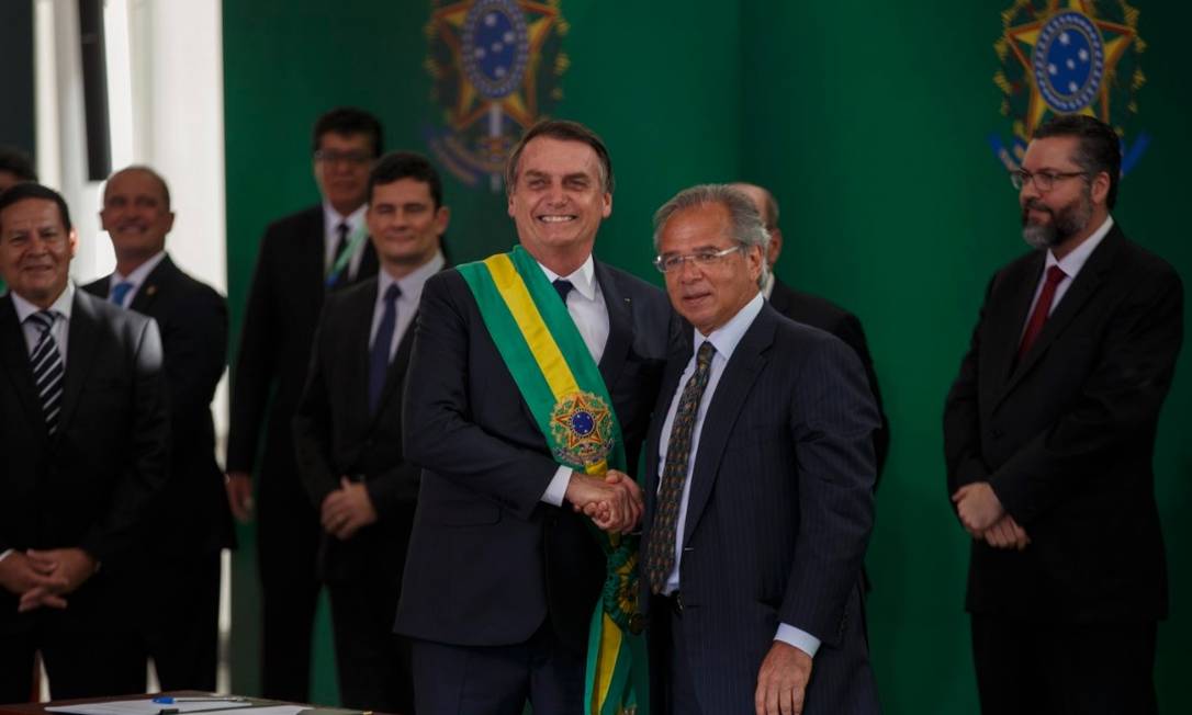 O presidente Jair Bolsonaro e o ministro da Economia, Paulo Guedes Foto: Daniel Marenco / Agência O Globo
