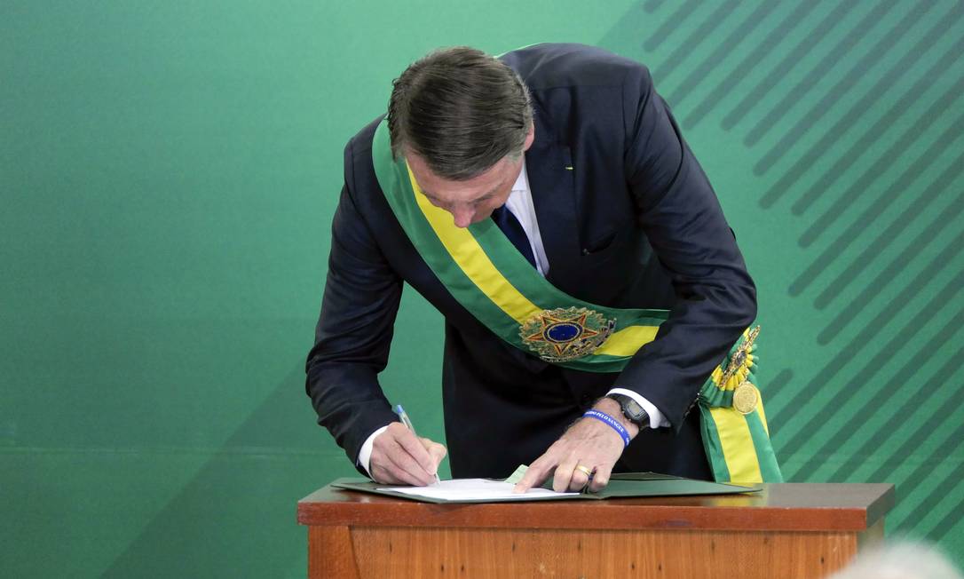 O presidente Jair Bolsonaro usa caneta popular para assinar termo de posse Foto: Roque de Sá/Agência Senado