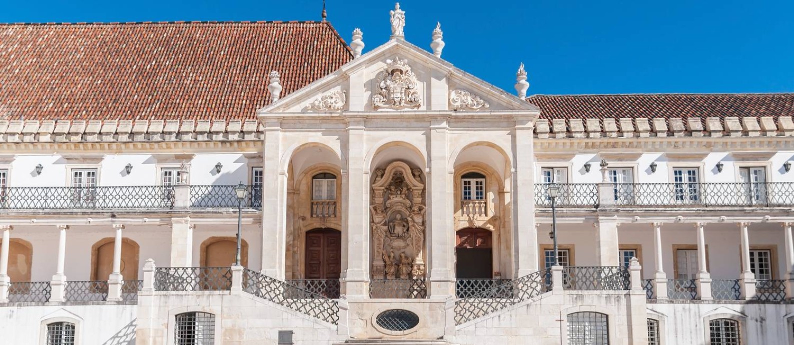 Com 728 anos de história e atmosfera multicultural, a Universidade de Coimbra proporciona uma experiência acadêmica rica e cosmopolita Foto: Thinkstock Photos