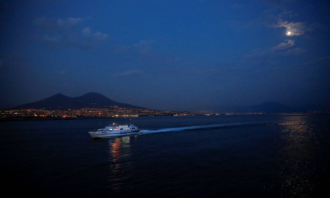 Porto de Nápoles, na Itália Foto: Tony Gentile / REUTERS