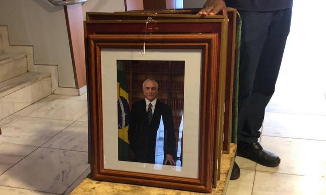 Fotos do ex-presidente Michel Temer são retiradas de gabinete do Palácio do Planalto Foto: Karla Gamba/Agência O Globo 