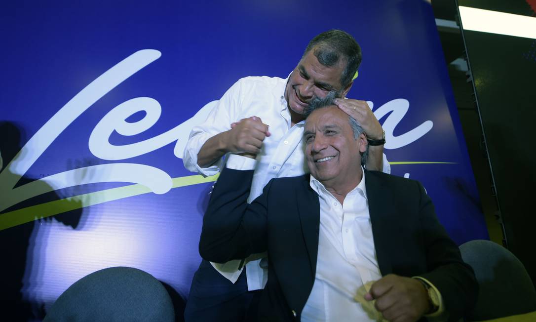 Em fevereiro de 2017, o então presidente equatoriano, Rafael Correa, abraça candidato à Presidência Lenín Moreno Foto: RODRIGO BUENDIA / AFP