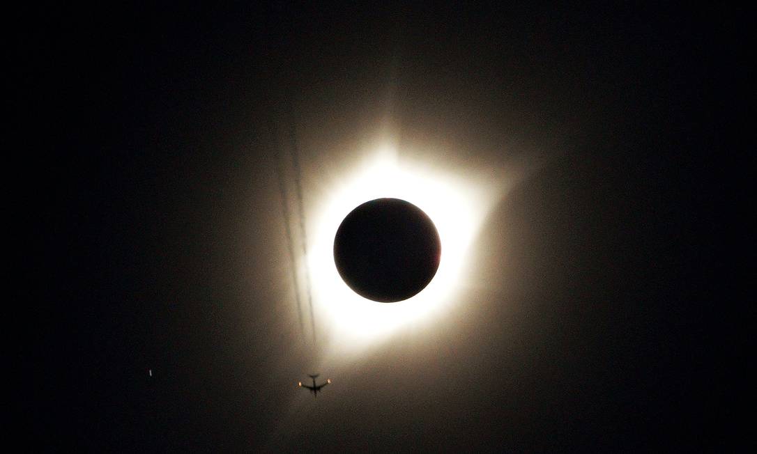 Avião passa junto ao Sol encoberto pela Lua durante eclipse cuja faixa de totalidade cruzou os EUA em agosto de 2017: este ano, fenômeno se repete em julho sobre um dos maiores observatórios astronômicos do mundo, no Chile Foto:
Reuters/RICK WILKING/21-08-2017
