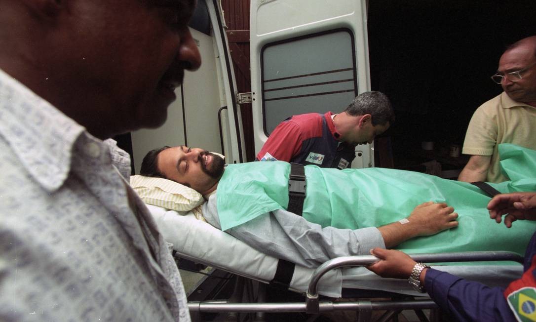 Saída de Marcelo Yuka, do hospital São José, em 2 de dezembro de 2000. Ele foi baleado no dia 9 de novembro Custódio Coimbra