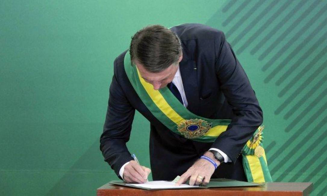 O presidente Jair Bolsonaro usa caneta popular para assinar termo de posse Foto: Roque de Sá/Agência Senado

