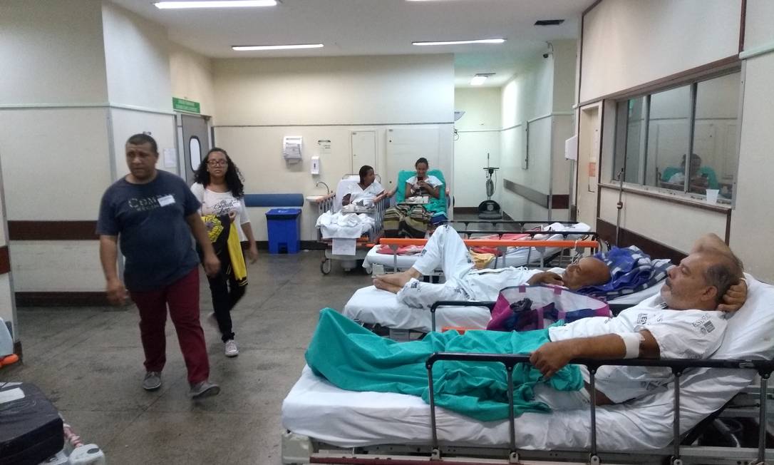 Pacientes em macas são colocados no corredor da emergência do Hospital Estadual Getúlio Vargas, devido à superlotação nas salas Foto: Lucas Altino / Agência O Globo