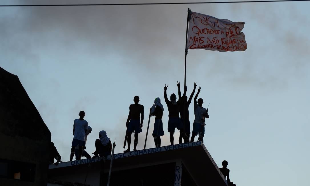 Presos durante rebelião no presídio de Alcaçuz, no Rio Grande do Norte Foto: ANDRESSA ANHOLETE / AFP