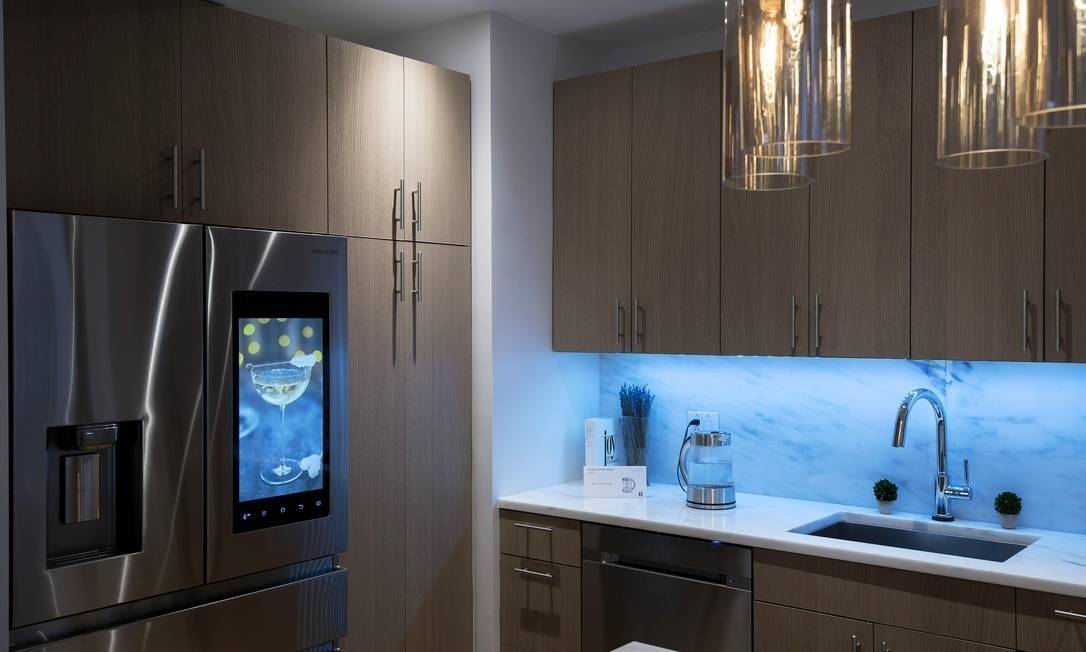 Produtos inteligentes, incluindo iluminação e eletrodomésticos que podem ser controlados via aplicativos Foto: KARSTEN MORAN / NYT