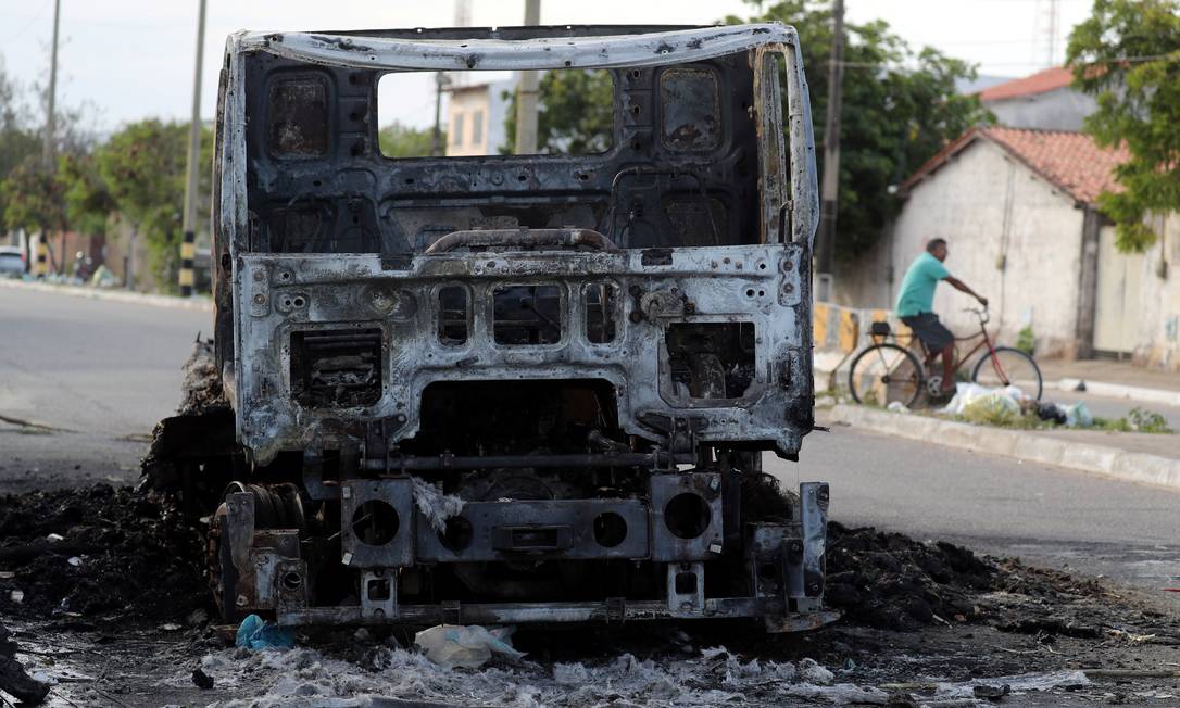 Um caminhão caçamba foi incendiado em Fortaleza Foto: PAULO WHITAKER / REUTERS