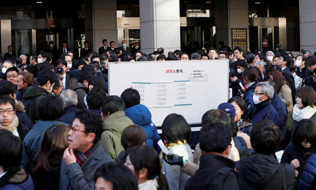 A public meeting in front of a Tokyo court, where Carlos Cosin testified for the first time since his arrest.  More than a thousand people were in line.  Photo: Kim Kyung-hoon / Reuters