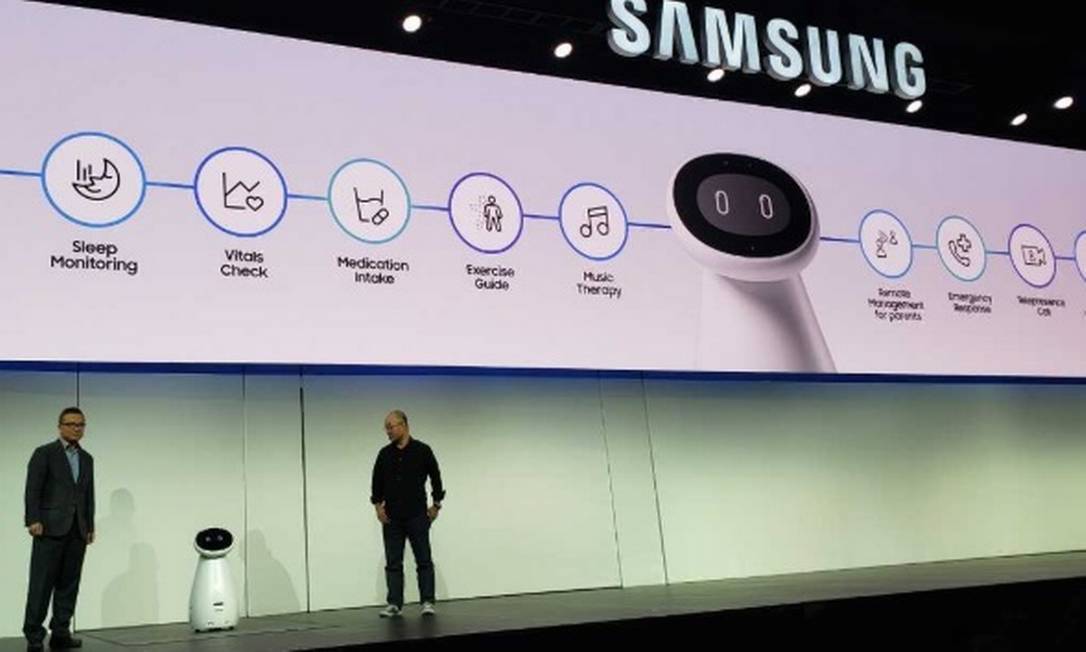 
A Samsung Electronics, que está apresentando na feiras algumas de suas novas soluções, apresenta o Bot Care, que utiliza robótica e inteligência artificial.
Foto:
Bruno Rosa
