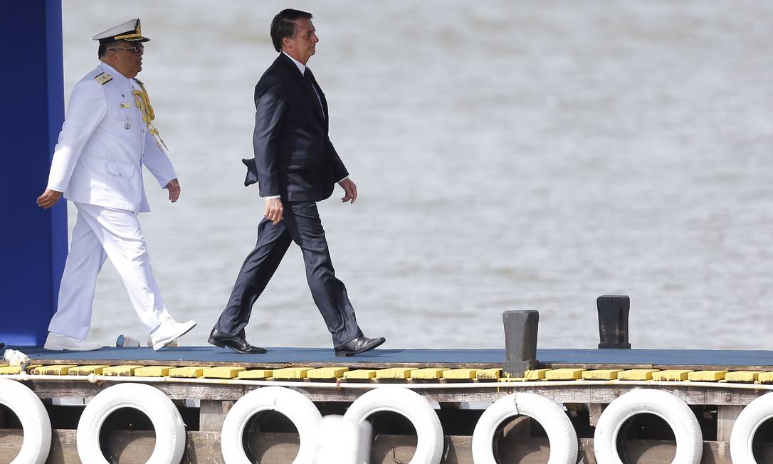 O presidente Jair Bolsonaro ao chegar para cerimônia de troca de comando da Marinha Foto: Jorge William / Agência O Globo