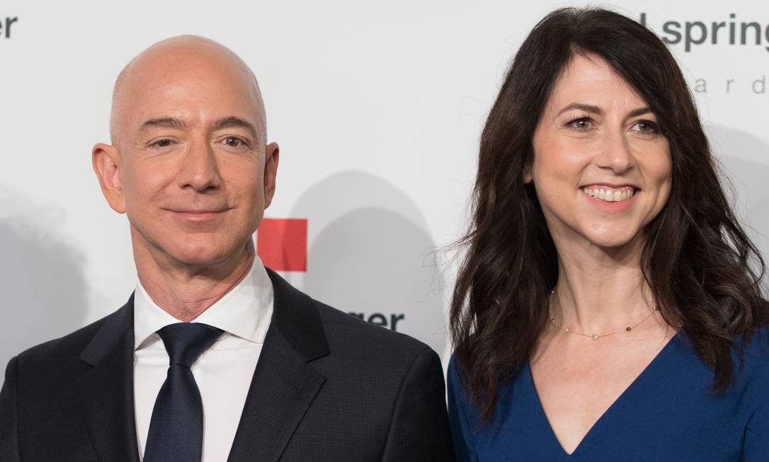 Bezos e MacKenzie: divórcio após duas décadas e meia juntos Foto: JORG CARSTENSEN / AFP