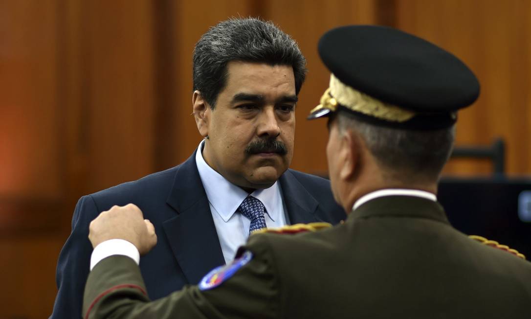 Presidente da Venezuela, Nicolás Maduro conversa com ministro da Defesa venezuelano, Vladimir Padrino Foto: YURI CORTEZ / AFP