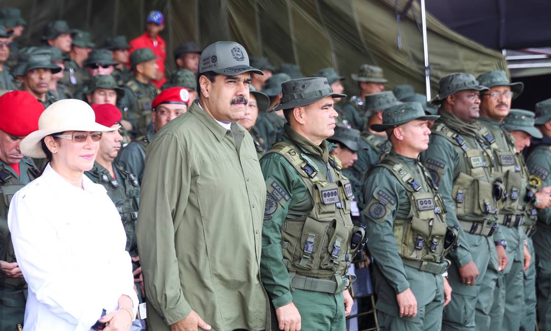 O presidente da Venezuela, Nicolás Maduro, assiste à parada militar com a mulher, Cilia Flores, e ministro da Defesa, Vladimir Padrino López Foto: Palácio de Miraflores / Reuters