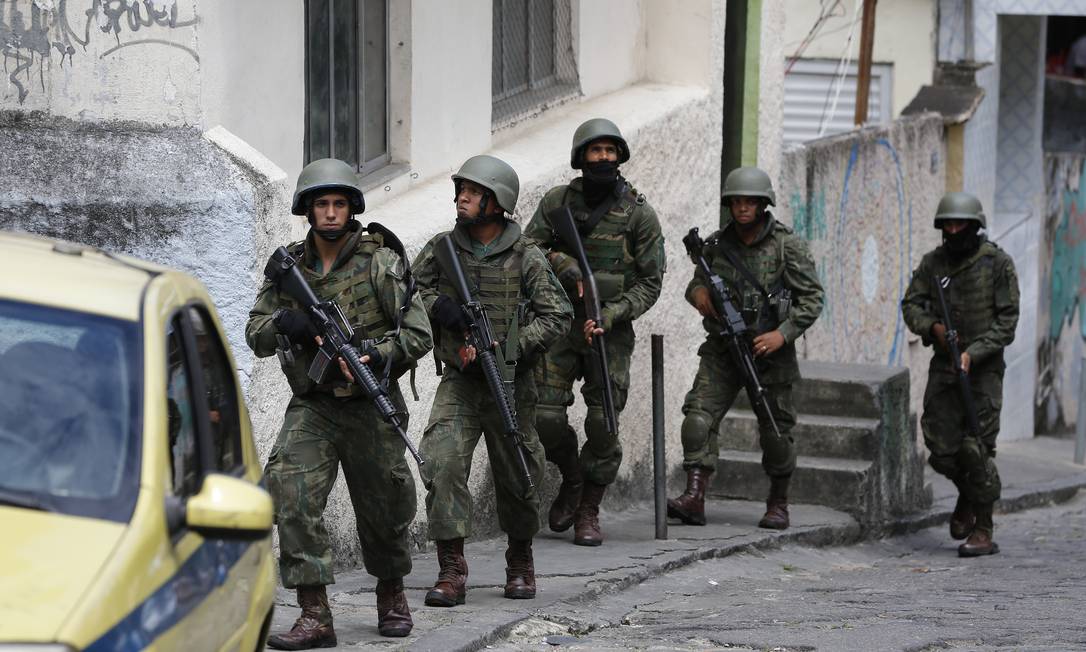 Militares do Exército e da Marinha durante operação no Morro do Fallet Foto: Pablo Jacob/Agência O Globo/07-11-2018
