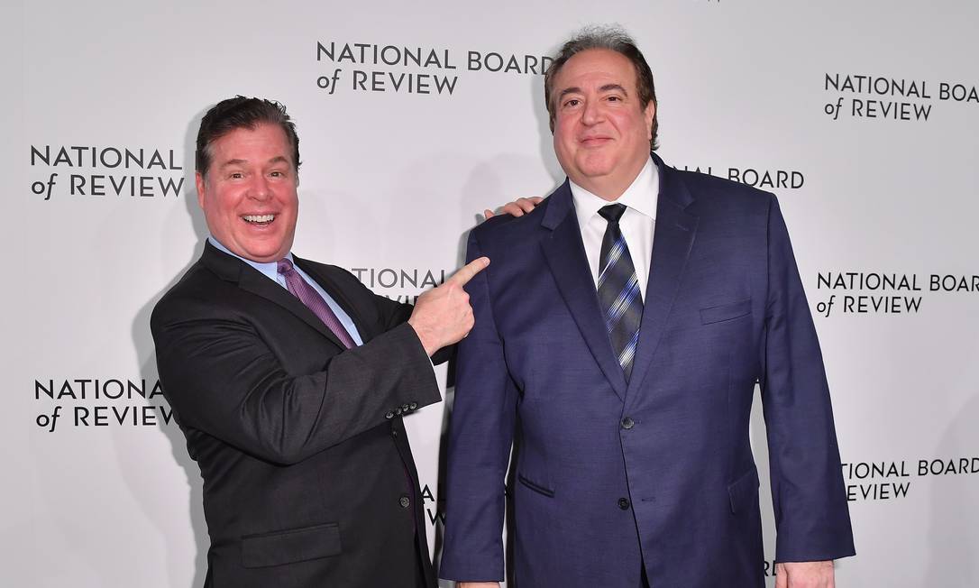 Brian Currie, à esquerda, e Nick Vallelonga, roteiristas de "Green book", no jantar da National Board of Review Gala, em Nova York Foto: ANGELA WEISS / AFP