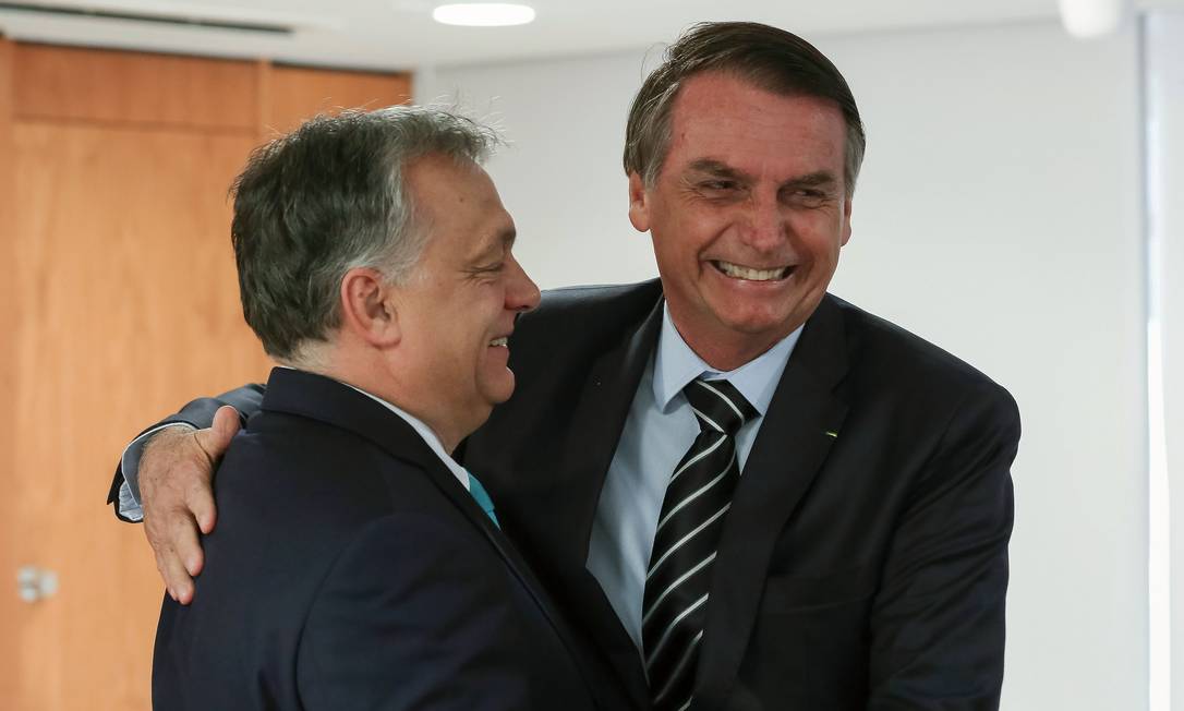 Presidente brasileiro, Jair Bolsonaro cumprimenta primeiro-ministro húngaro, Viktor Orbán, em Brasília Foto: MARCOS CORREA/Presidência do Brasil / AFP