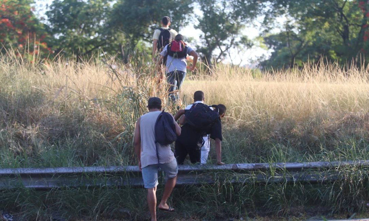 Após o acidente, passageiros saem da pista para fugir do engarrafamento Foto: Fabiano Rocha / Agência O Globo