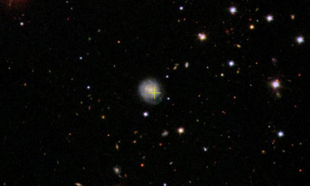 O evento astronômico AT2018cow (também conhecido como "The Cow"), um brilho de origem ainda não identificada, registrado em junho de 2016 pelos telescópios da Nasa, na constelação de Hércules, a cerca de 200 milhões de anos-luz da Terra Foto: Sloan Digital Sky Survey