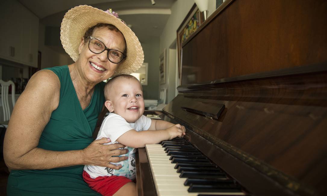 Vovó Linda e seu neto José, para quem recuperou as canções Foto: Guito Moreto
