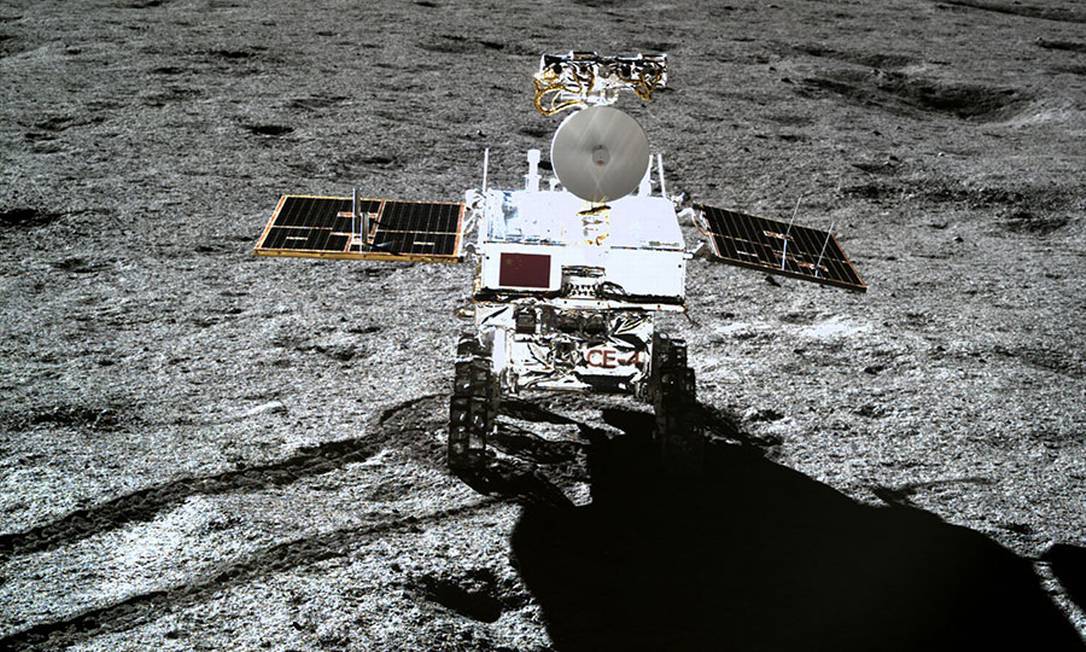 
Primeira imagem colorida de alta resolução do veículo-robô Yutu 2 na superfície lunar também foi divulgada hoje
Foto:
/
Divulgalção/CNSA
