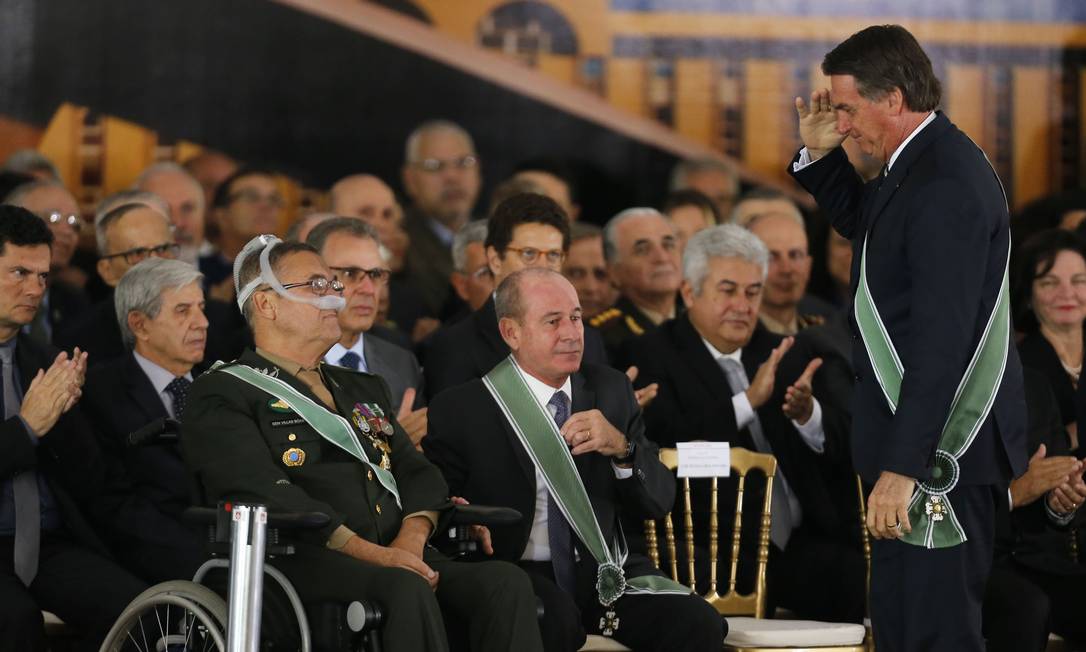 O presidente Jair Bolsonaro cumprimenta o general Eduardo Villas Boas na cerimônia de troca do comando do Exército Foto: Jorge William/Agência O Globo/11-01-2018