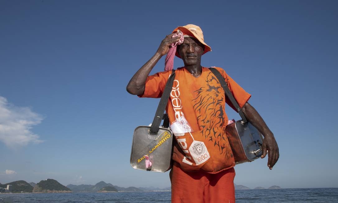Walter Gomes da Silva encara o calor para vender mate na Praia de Copacabana Ana Branco / Agência O Globo