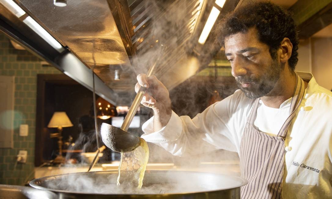 Além da temperatura ambiente, Chef Nello ainda precisa lidar com o calor das panelas, que fervem a todo tempo na cozinha Ana Branco / Agência O Globo