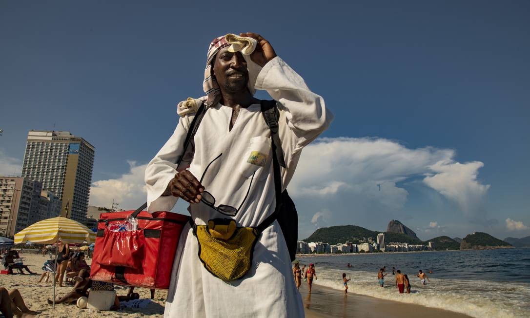 Cubano Dagoberto Martinez Justiz veste uma quantidade corajosa de pano para vender esfirra em Copacabana Ana Branco / Agência O Globo