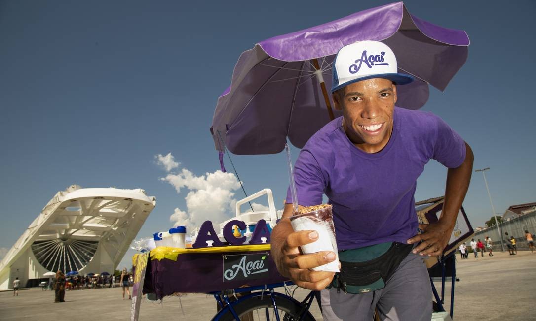Thiago Costa Paulo enfrenta o calor para dar um refresco a cariocas e turistas: ele vende açaí na Praça XV Ana Branco / Agência O Globo