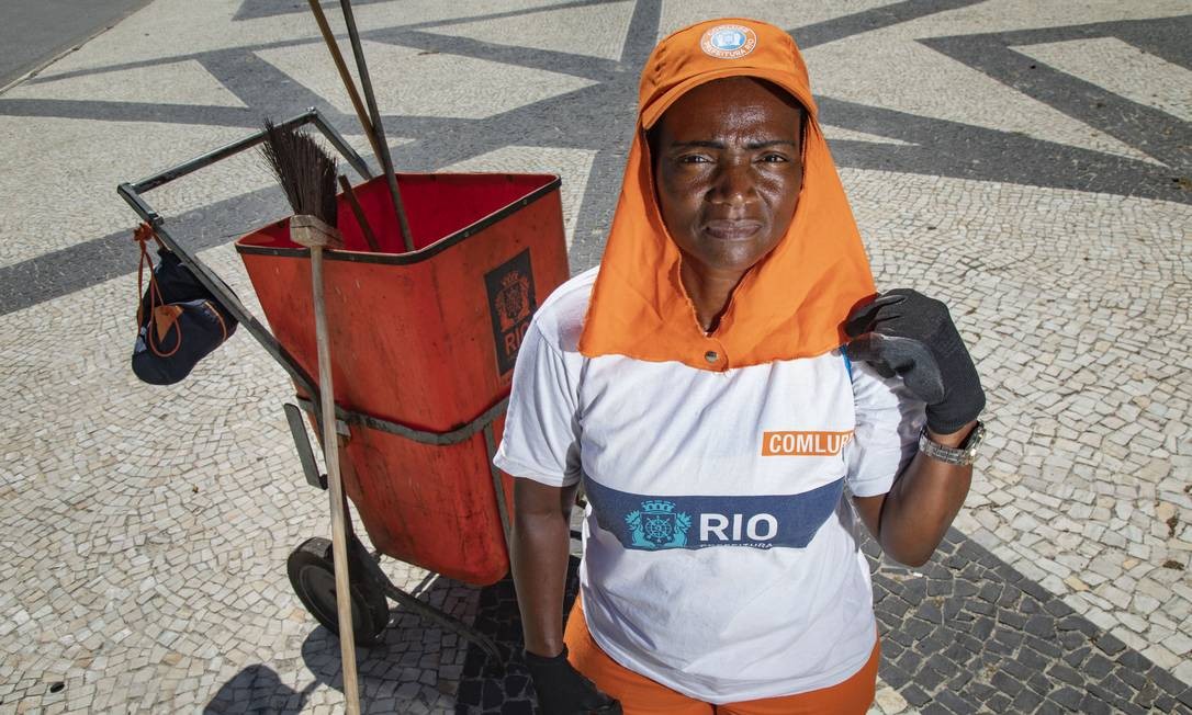 Funcionária da Comlurb, Rosa Conceição Benvindo Machado sofre duas vezes com o calor:
mora em Bangu e faz limpeza no calçadão do Leme Ana Branco / Agência O Globo