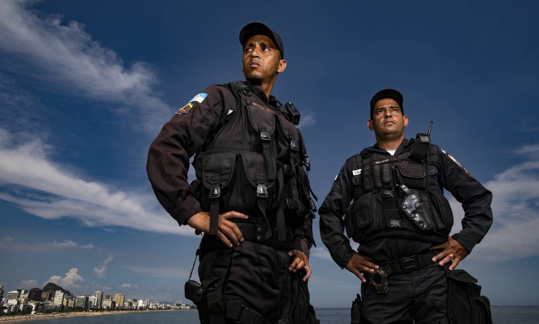 Os soldados Elton e Trajano, do 23ºBPM, fazem patrulhamento no Leblon; temperatura dentro das fardas beira os 70 graus Ana Branco / Agência O Globo