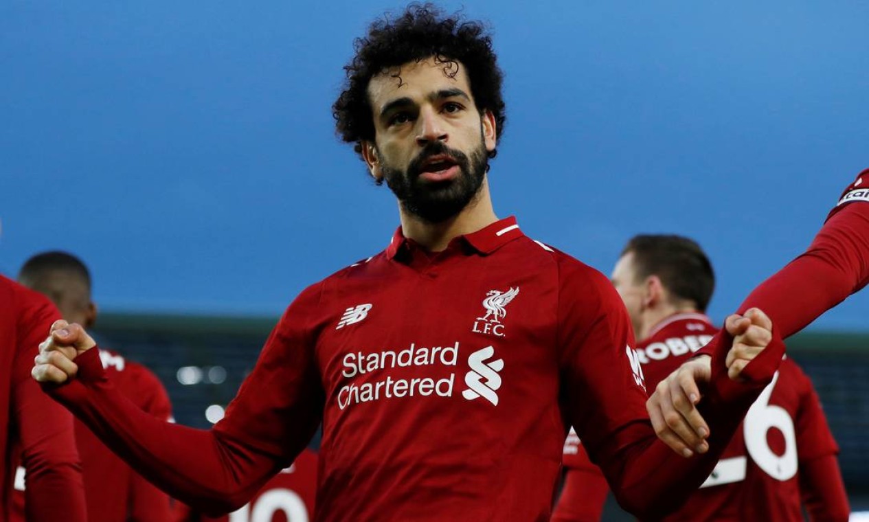 Salah faz dois, e Liverpool vence o Tottenham em jogo agitado do