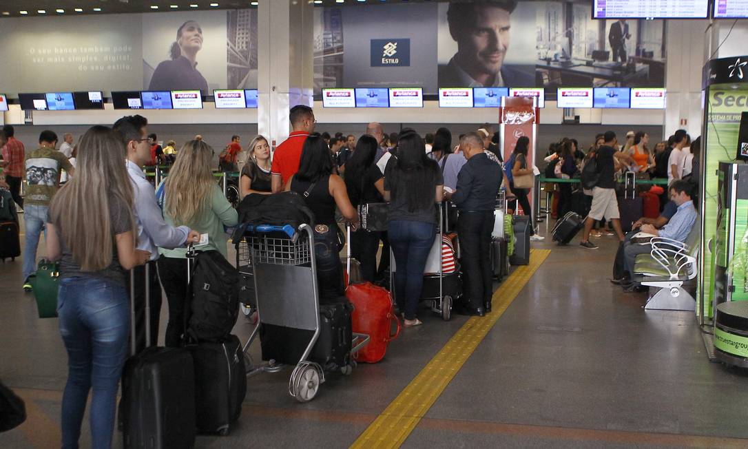 
Aeroporto de Brasília. Embarque de passageiros: despacho de bagagem pode estar ou não incluído no valor do bilhete
Foto: Jorge William / Agência O Globo