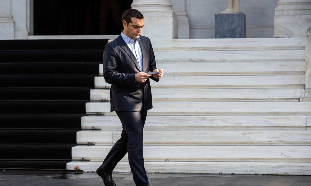 O primeiro-ministro grego Alexis Tsipras deixa o encontro em que o ministro da Defesa, Panos Kammenos, pediu demissão Foto: ANGELOS TZORTZINIS / AFP