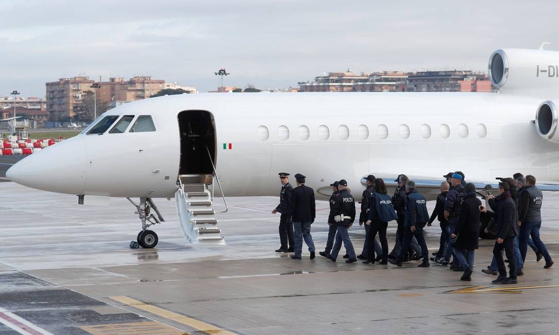 Polícia italiana aguarda saída de ex-guerrilheiro Cesare Battisti de avião no aeroporto Ciampino, em Roma, na Itália MAX ROSSI / REUTERS