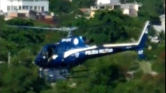 Helicóptero do GAM instantes antes de cair, na Zona Norte Foto: Reprodução / Reprodução