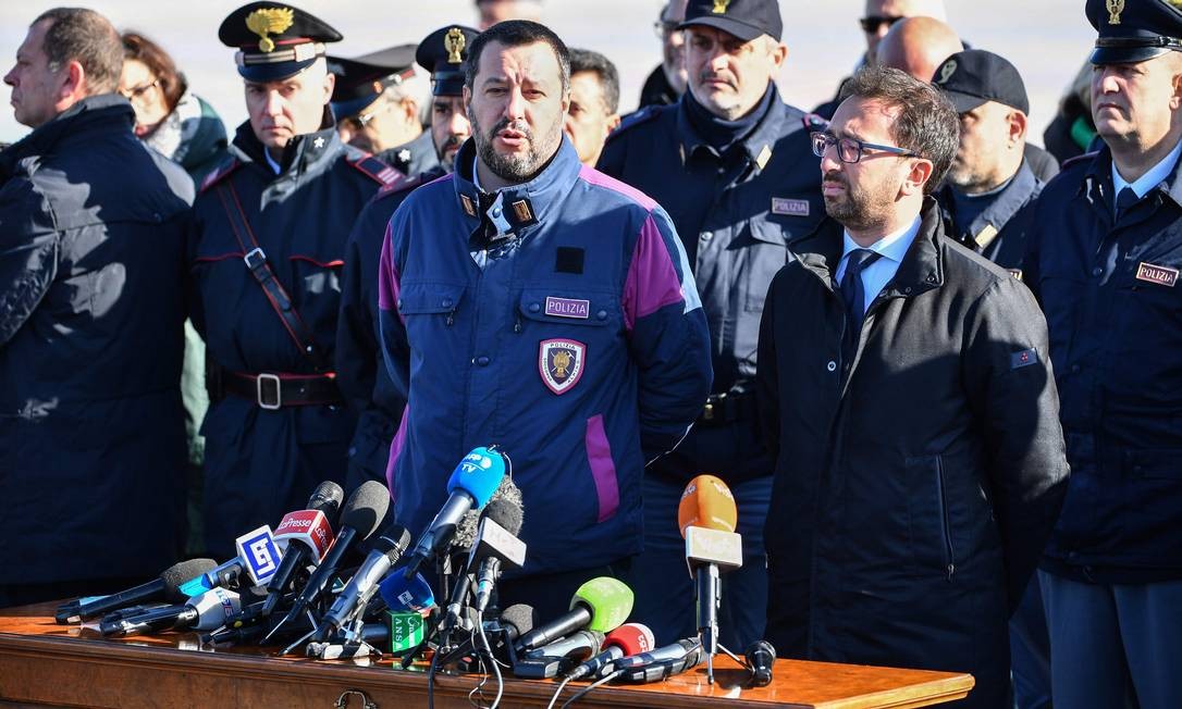 O ministro do Interior e vice-premiê da Itália, Matteo Salvini (à esquerda), faz pronunciamento a jornalistas junto ao ministro da Justiça, Alfonso Bonafede (à direita) na pista do aeroporto Ciampino, na capital da Itália, Roma ALBERTO PIZZOLI / AFP