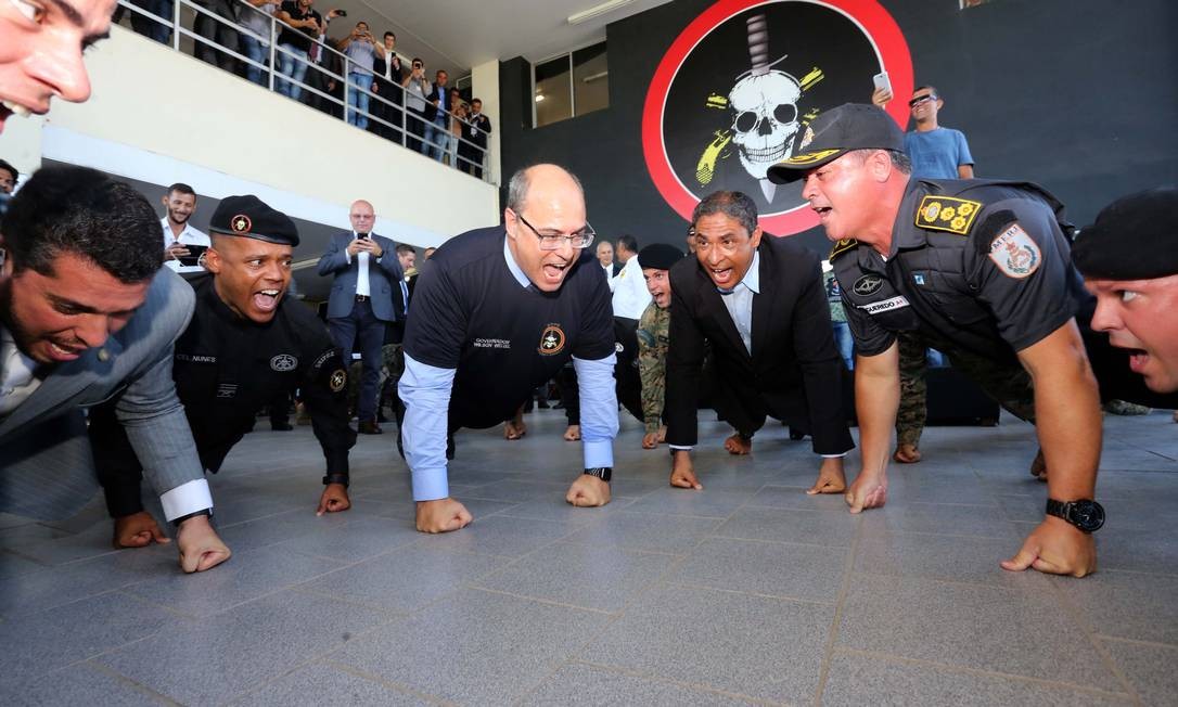 O governador iniciou a segunda semana de seu governo fazendo flexões de punhos fechados durante cerimônia de troca de comando do Bope, em Laranjeiras Foto: Carlos Magno / Divulgação