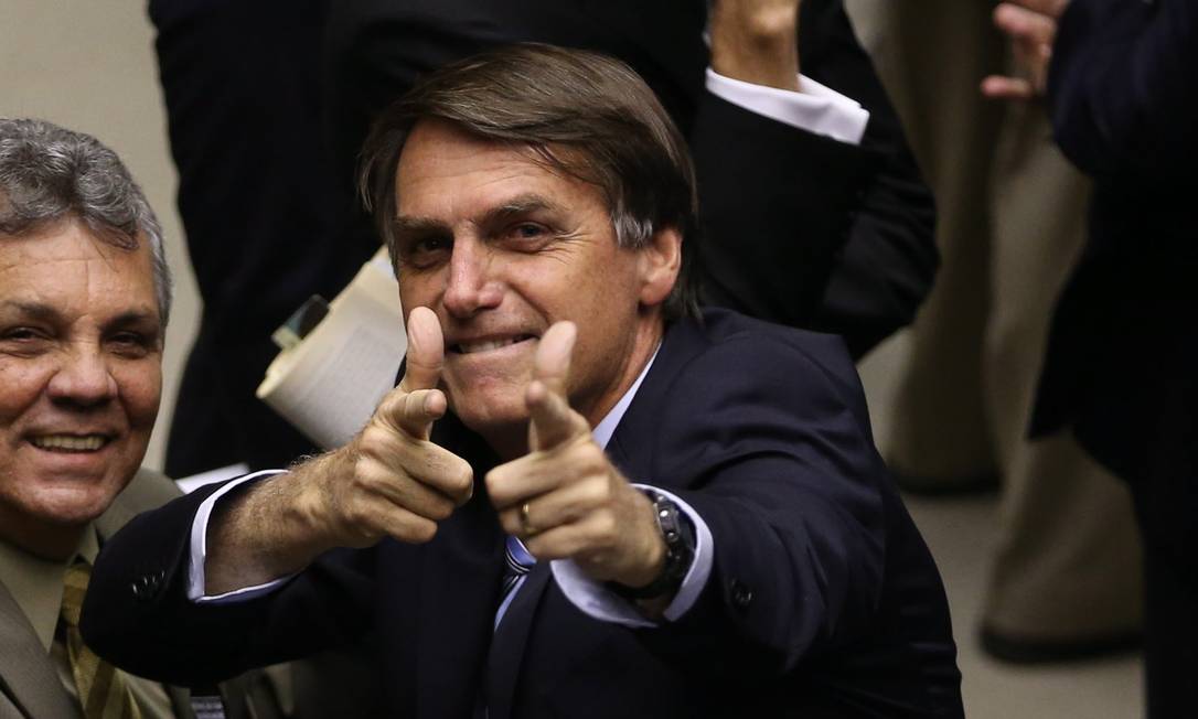 Jair Bolsonaro faz gesto de arma em punho durante votação da PEC da Maioridade Penal, na Câmara dos Deputados 19/08/2015 Foto: Aílton de Freitas 