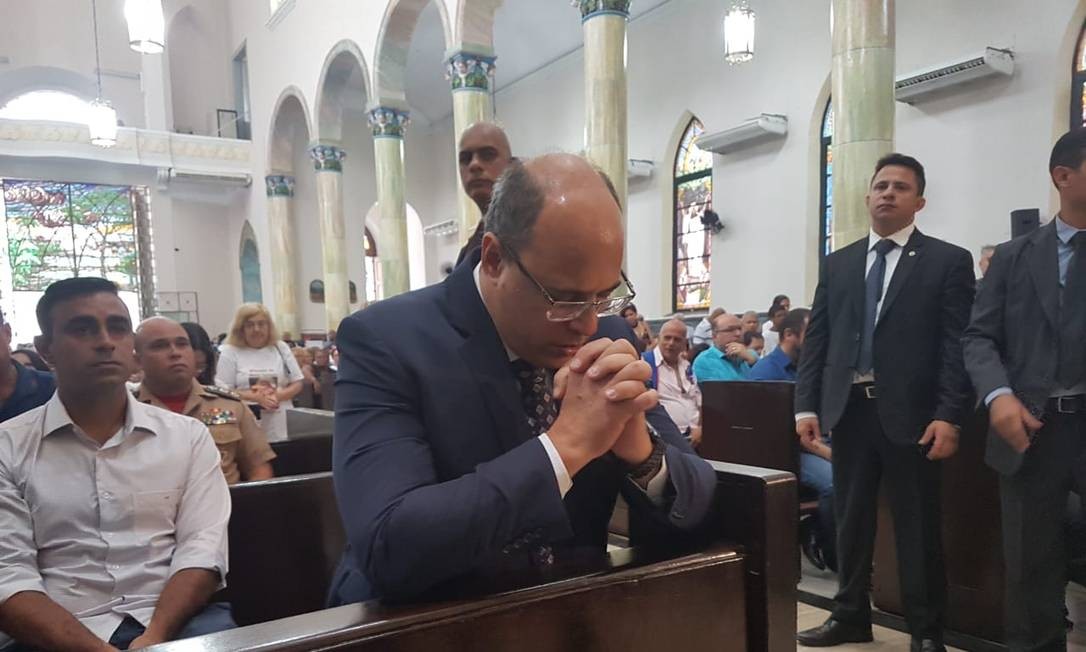 Wilson Witzel reza durante a missa pelos 186 anos de Nova Iguaçu. Durante a celebração, governador Witzel comungou e ainda participou do ritual do ofertório. Foto: Macos Nunes / Agência O Globo