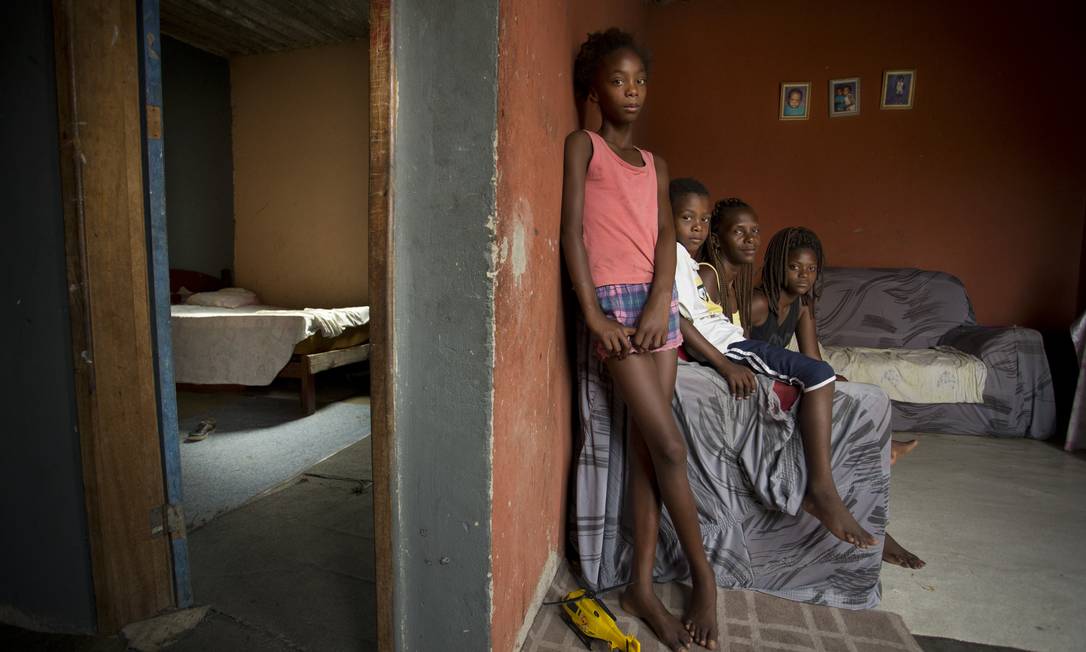 Família em sua casa em Jardim Gramacho, no Rio: taxa de pobreza na América Latina afeta centenas de milhões de pessoas, segundo a Cepal Foto: Márcia Foletto / Agência O Globo